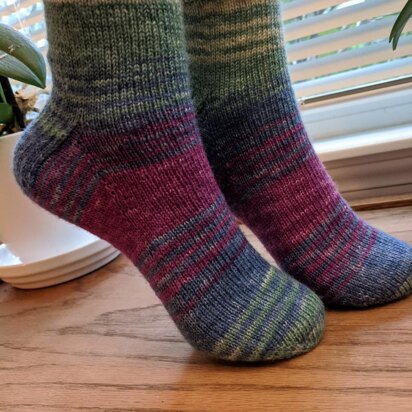 Free Sock Knitting Pattern (Easy + Simple For Beginners) - Handy