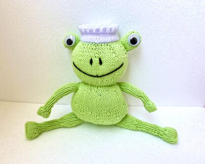 Pattern: Knitted King Frog, amigurumi frog, toy rattle for baby, knitted toy