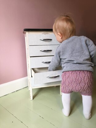 Baby shorts in leaf pattern