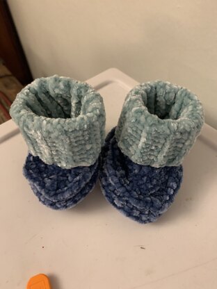 Baby's Booties in Bernat Handicrafter Cotton Solids