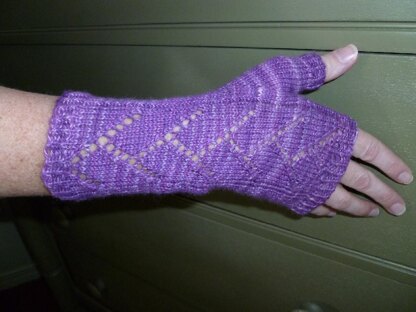 Sugar Plum Lace Mitts