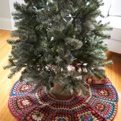 Triciais Tree Skirt In Patons Classic Wool Worsted - knitting pattern