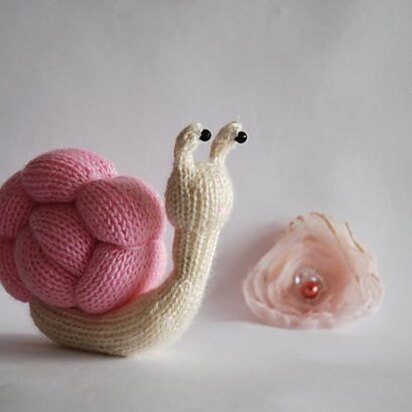 Romantic Pink Snail - knitting pattern (knitted round)