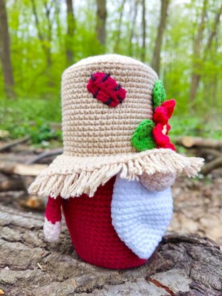 Gnome in a straw hat