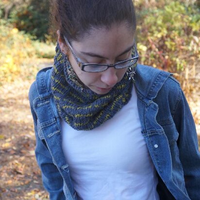 Broken Lines Cowl - knitting pattern