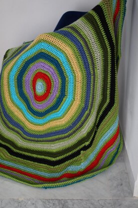 Multicolor round crochet blanket