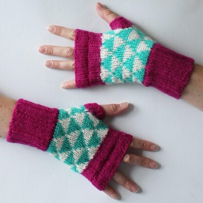 Triangulation fingerless mitts