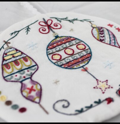 Un Chat Dans L'Aiguilles Christmas Baubles Embroidery Kit