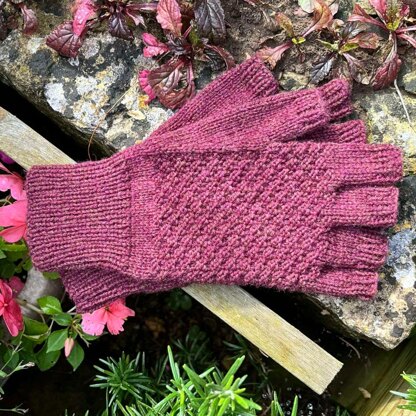 1942 Fingerless Women's Gloves Knitting Pattern - Vintage Knitting Pattern