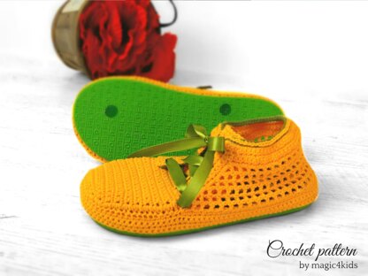 Short sneakers on flip-flop soles