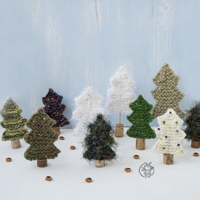 Many Christmas trees knitted flat