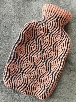 Brynne Hot Water Bottle Cover (Brioche knitting)