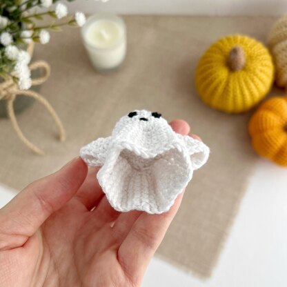 Crochet ghost pattern no sew Amigurumi ghost keychain charm Halloween ornament Car mirror hanger Keyring crochet bag charm