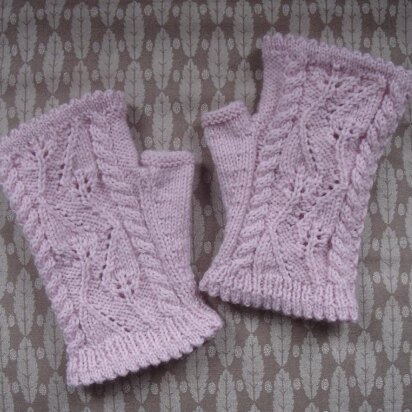 Tilting Leaf and Cable fingerless mitts/gloves