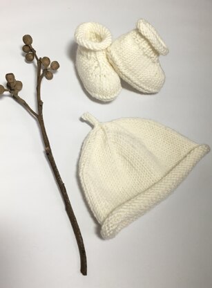 Gumnut Hat and Booties Set BJ53