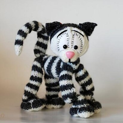 Playful Tabby cat ( a wire skeleton inside) - knitting pattern (knitted round) - knitting pattern