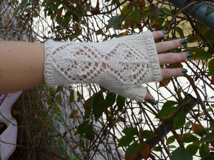 Frosted Winterberry Fingerless Gloves