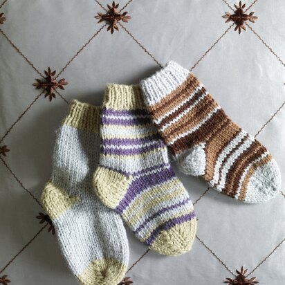 Knit Child's Two Color Socks in Lion Brand Wool-Ease - 70284AD