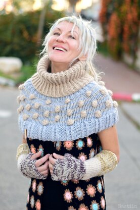 Comfortbobble knit cowl cape with bobbles