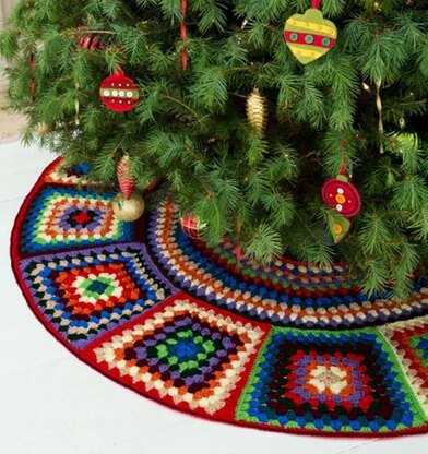 Granny Tree Skirt in Red Heart Super Saver Economy Solids - LW3208