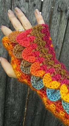 Dragon Scale Stripe Mitts