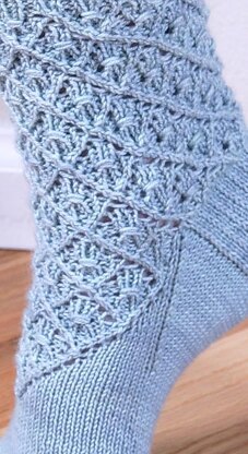 Two Needles Seamless Lace Knit Socks Free Pattern · Crazy Hands