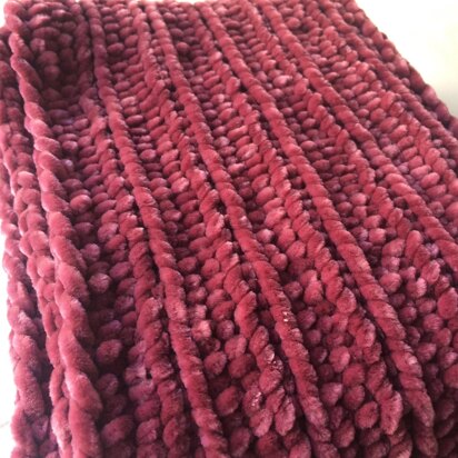 Velvet scarf from chenille yarn with corduroy texture