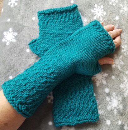 Honeycomb Wristwarmers for Katie