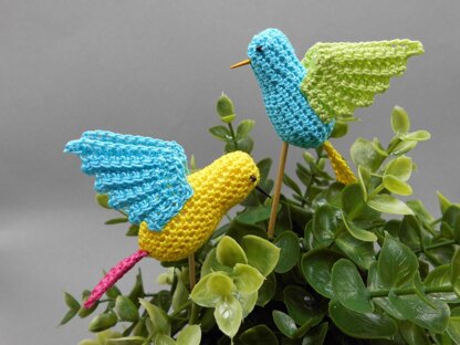 Little flying bird hanging decoration & flower pot stick - easy from scraps of yarn