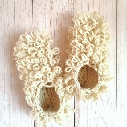 Fluffy woollen slippers - knitting pattern