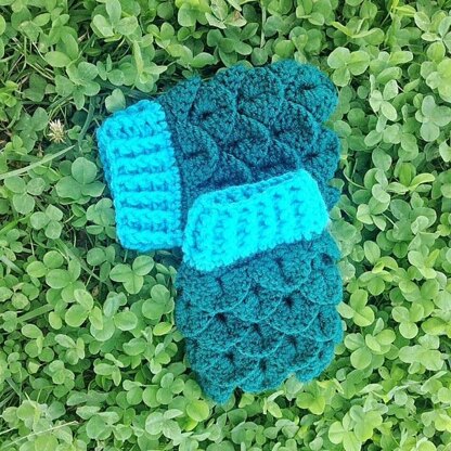 Lady Dragon Short Fingerless Gloves / Mitts