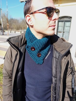 Cowl with buttons for men