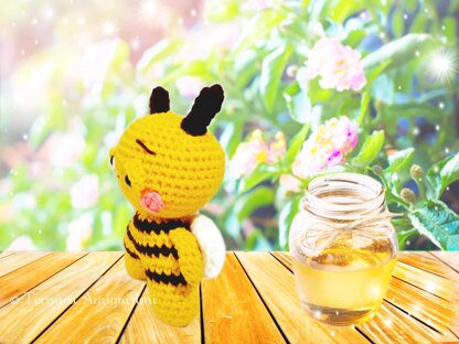 Crochet pattern lovely bee