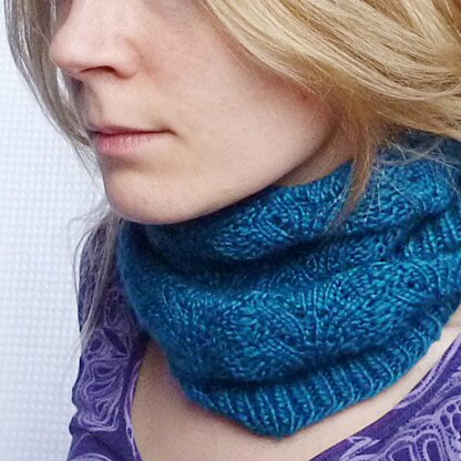 Nordic Lace Cowl (Instructions to work in the round)