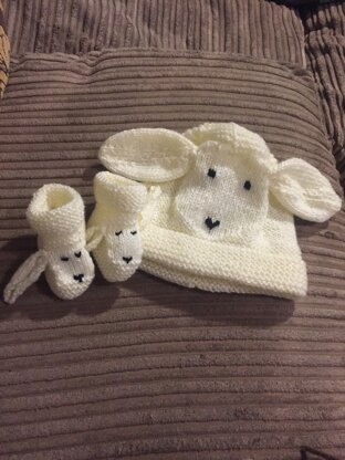 Snugly sheep hat & booties