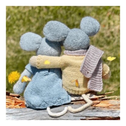 2 Little mouse Theo and Kitsy in English