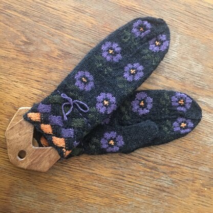 Lithuania-Inspired Floral and Entrelac Mittens