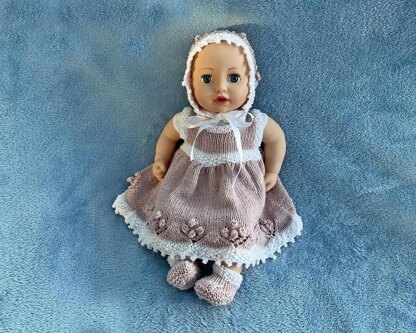 P132 Dolls/Baby Dresses, Bonnet & Bootees