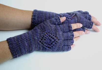 Kira K. Designs Medallion Gloves PDF