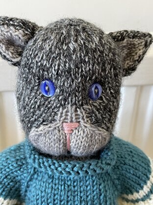 Louise Crowther knitted cat