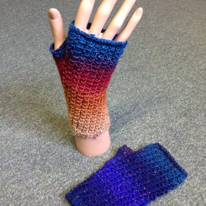 Hanks Hooks DK Gloves - knitting pattern