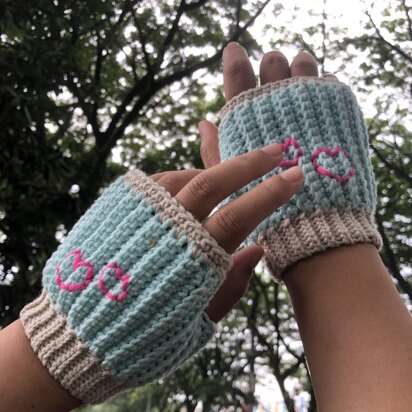 Love Me Fingerless gloves crochet pattern