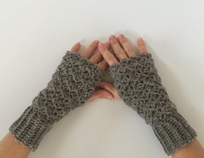 Queen's Lace Fingerless Gloves