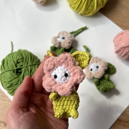 Cute baby flower keychain pattern  no sew English pdf pattern