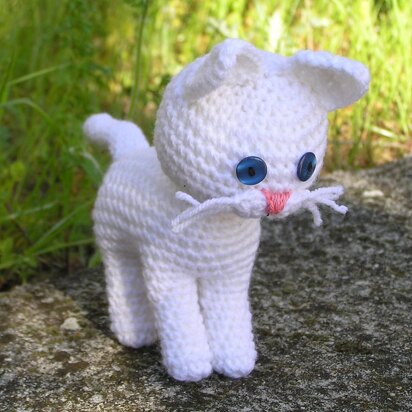 White kitty amigurumi