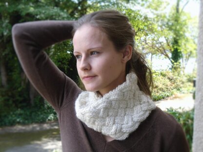 Snow Twist Cowl