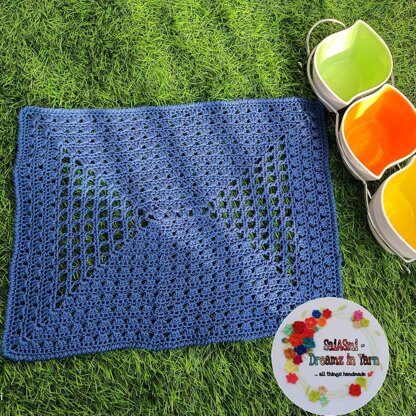 Peek-a-Twist Table Placemat