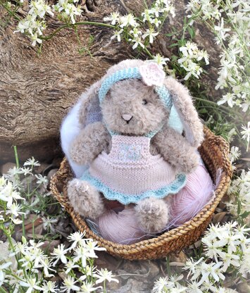 Knitting pattern for bunny and kitten outfit