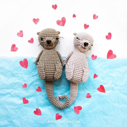 Amigurumi otters in love