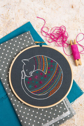 Hawthorn Handmade Black Cat Printed Embroidery Kit - 7in